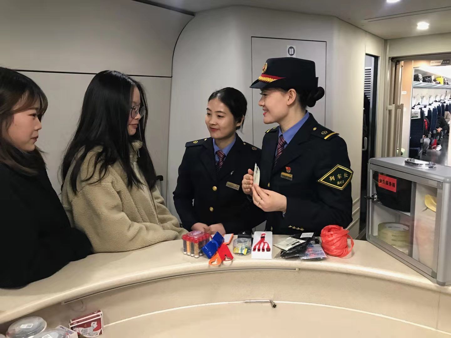 流动的红色驿站 南昌客运段“党员便民箱”温暖旅客出行路